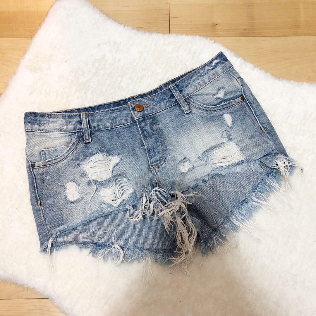 H&M Ribbed Hot Pants Shorts (Category: Shorts) located in Makati City. Submitted by crystalcheee (Listing ID 226398825, Image 1). Description: H&M Ribbed Hot Pants Shorts Made in Turkey Size: EUR36 / US6 Condition: 100% good.