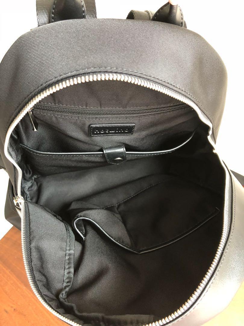 Hotwind backpack (Category: Backpacks) located in Singapore. Submitted by priscila (Listing ID 173463201, Image 4). Description: Hotwind backpack Color: black Bag size: 30*12*38 (cm) Sell out due to seldom use. Bag condition is good..