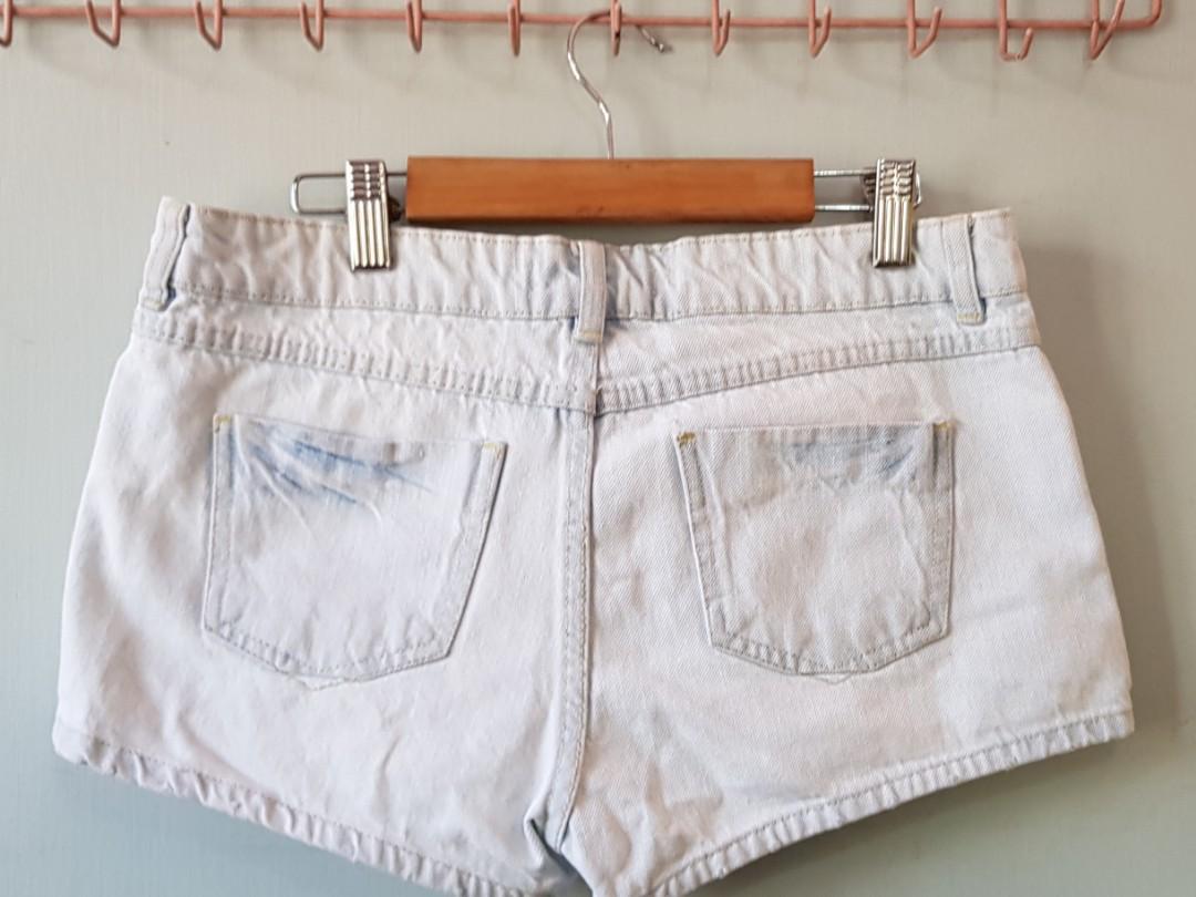 Overruns Bershka Denim Shorts (Category: Shorts) located in Caloocan City. Submitted by _stylish.ph (Listing ID 226349213, Image 3). Description: •Pre-loved. Still in its good condition! •Material: Light Blue Denin •Best fits Small-Semi Medium frame #sweldoaug •Actual color of the item may slightly vary from the photo due to lighting. For sure buyers: If you have any preferred meet-up location, feel free to message me. :).