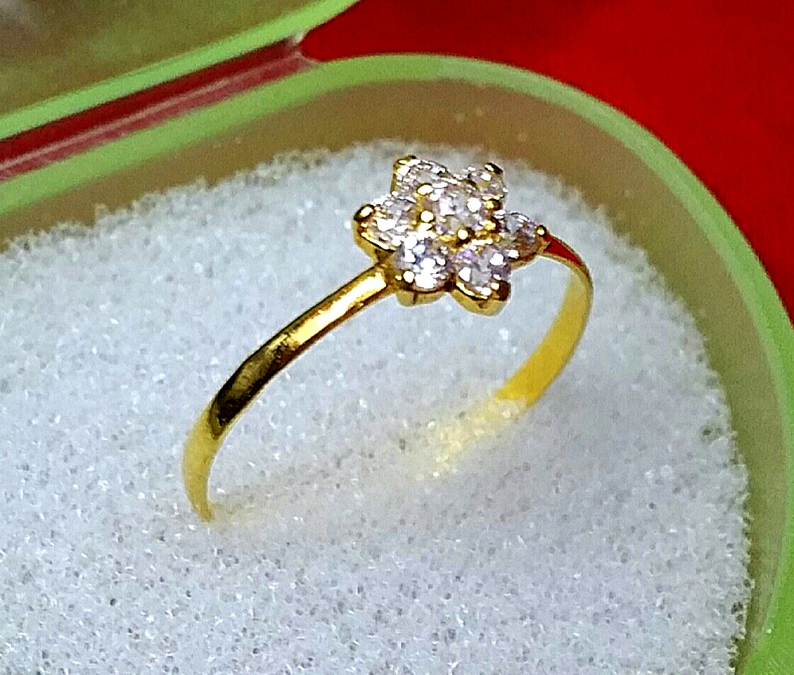 Real 916 gold flower ring with 7 small white stone
