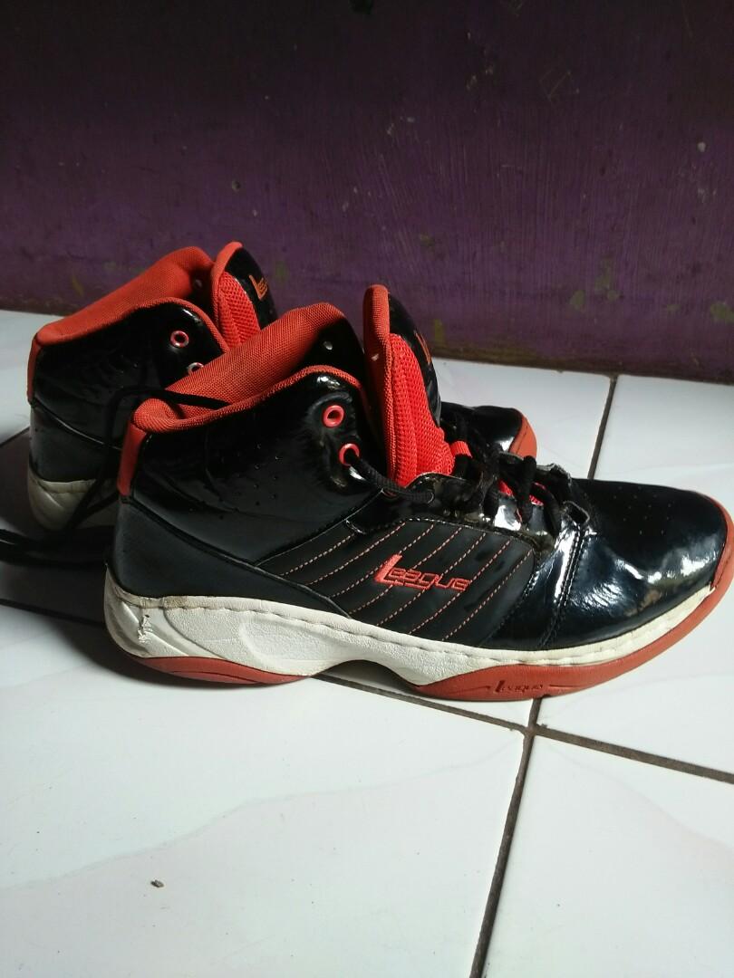 Sepatu Basket League Original Olah Raga Perlengkapan Olahraga Lainnya Di Carousell