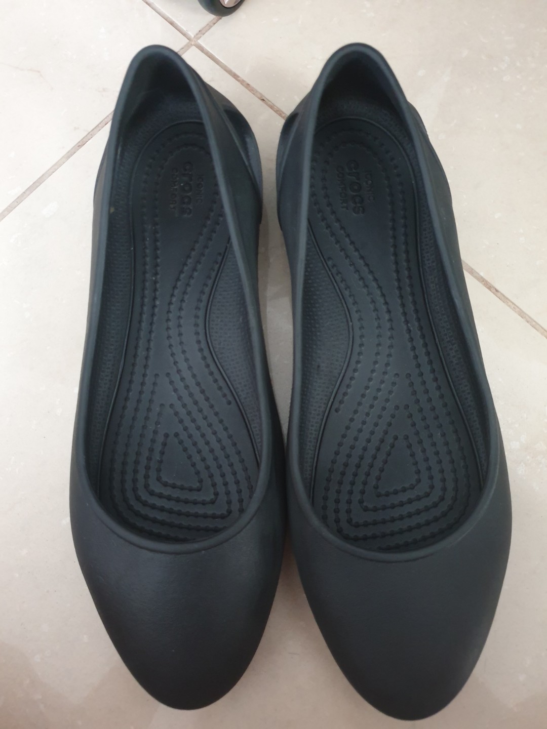 Women's crocs 2025 laura flat