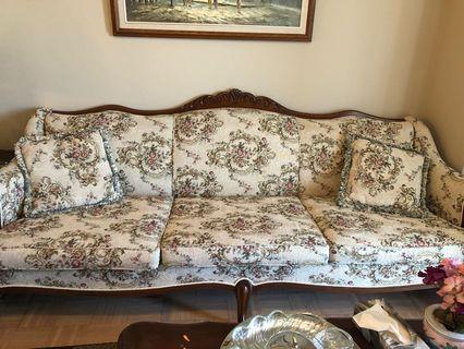 Vintage couch and 2 matching chairs!