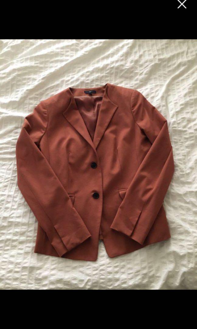 Gap blazer (Category: Clothes) located in Toronto. Submitted by jay_jay1234 (Listing ID 226506476, Image 1). Description: Size small.
