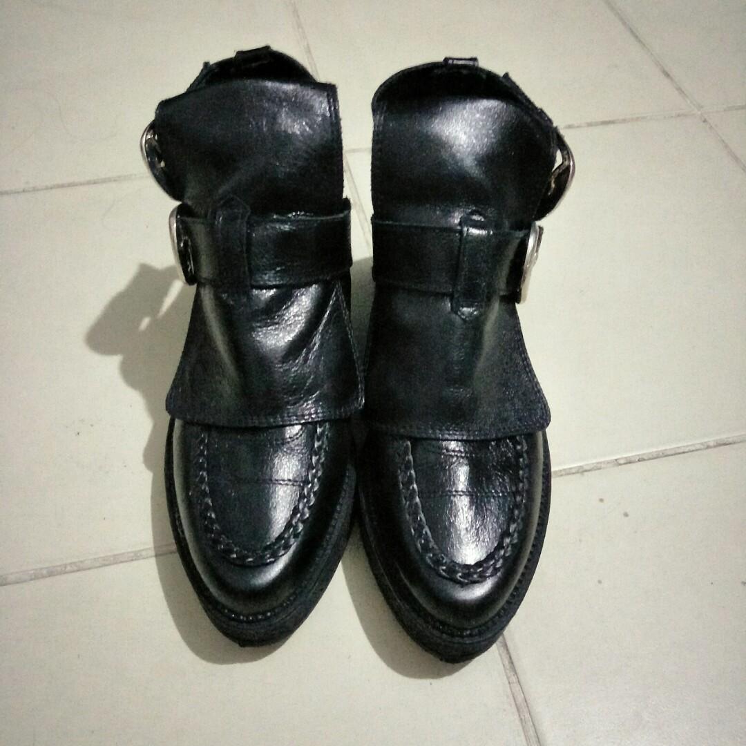 Zara black leather boots / shoes (woman 