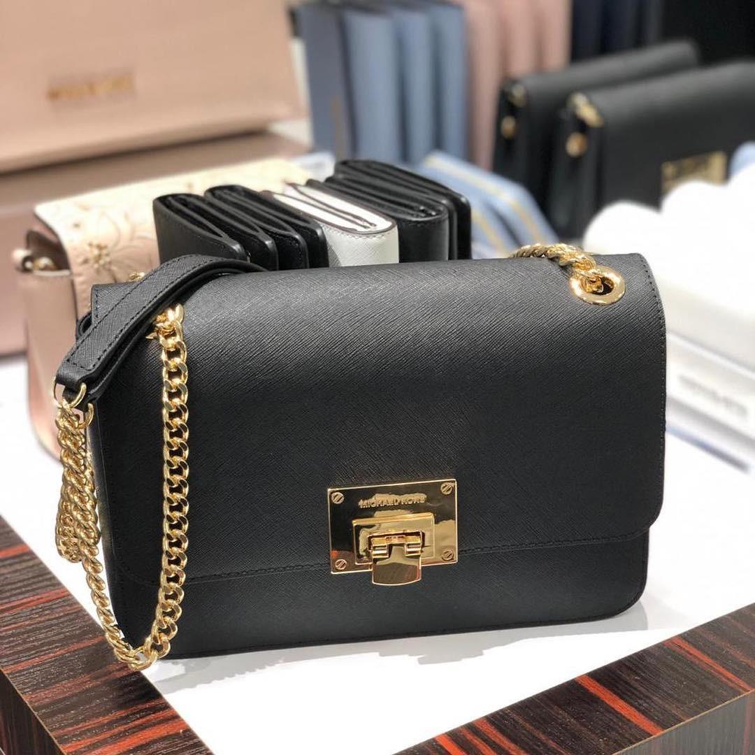 MICHAEL KORS TINA MD SHOULDER FLAP 24x15x7CM BLACK