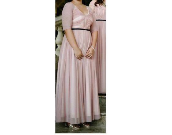 Plus size long dress / gown (Category: Evening dresses & gowns) located in Mandaluyong City. Submitted by dynesd (Listing ID 226727775, Image 3). Description: Light pink long gown Bought from another seller here at Carousell Pictures are hers as well, with permission Very nice RFS: decided to use another dress.