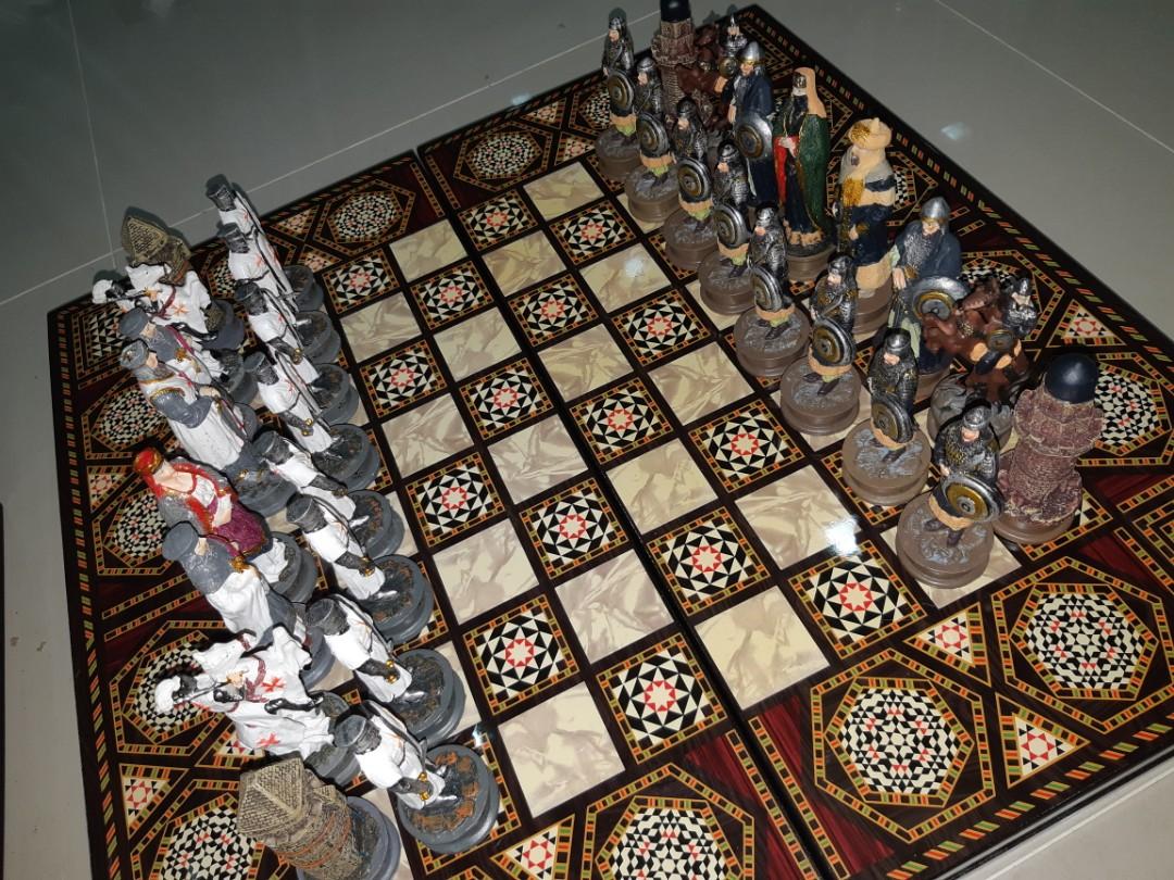 Turkish Chess Board Ottoman vs Byzantine figurines, Hobbies & Toys