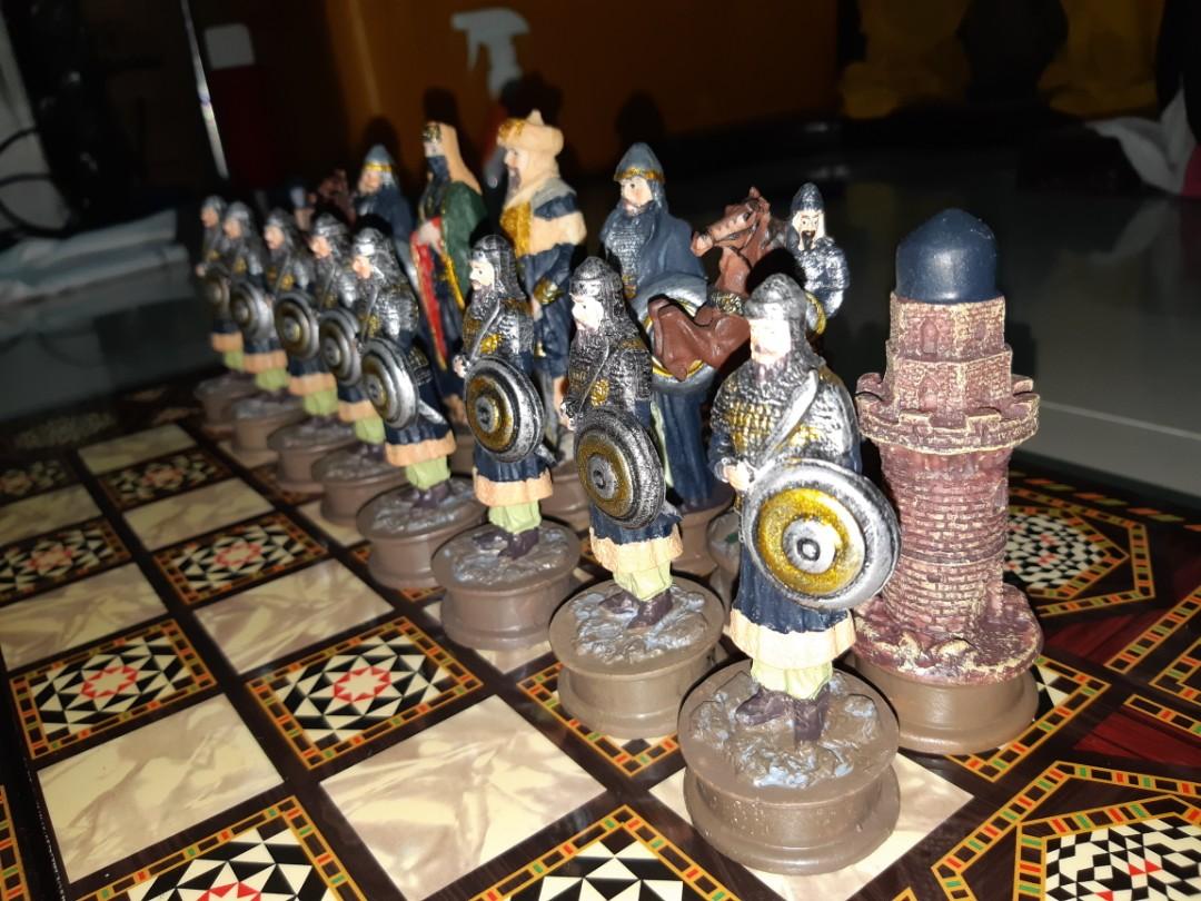 Turkish Chess Board Ottoman vs Byzantine figurines, Hobbies & Toys