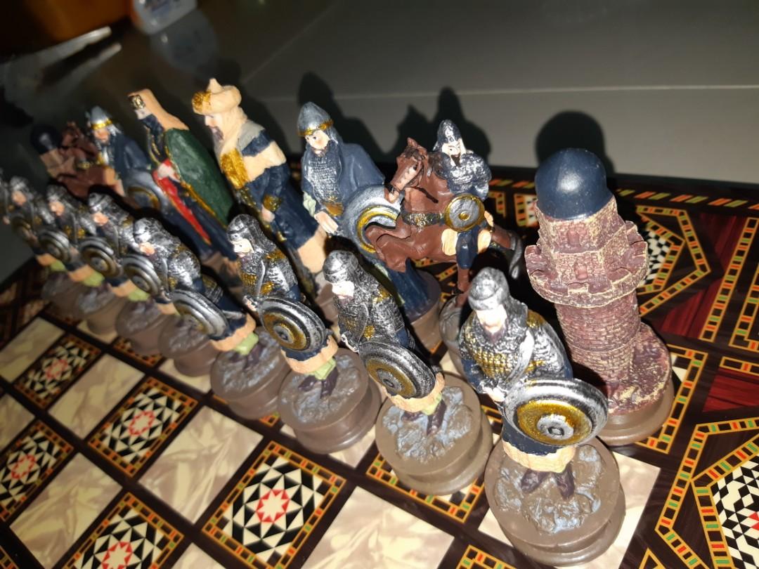 Turkish Chess Board Ottoman vs Byzantine figurines, Hobbies & Toys