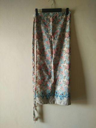 kain lilit panjang