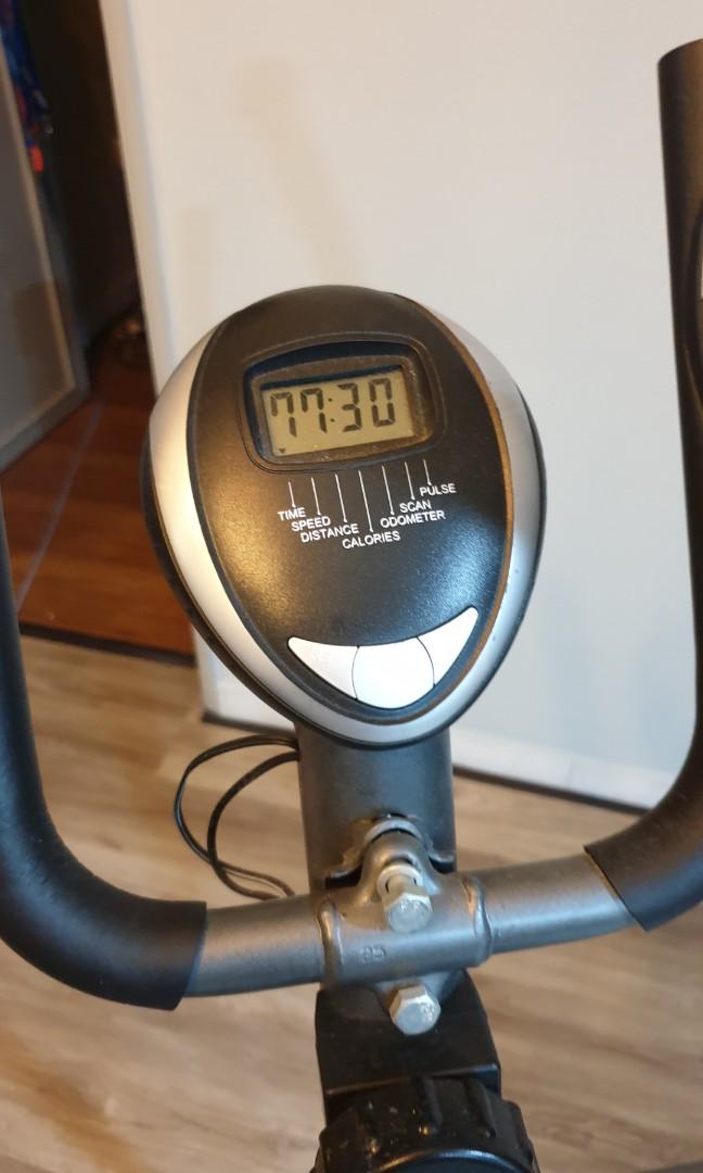 Exercise Machine Elliptical (Category: Cardio & Fitness Machines) located in Kampung Sungai Ara. Submitted by gsim90 (Listing ID 226927335, Image 3). Description: Good condition.