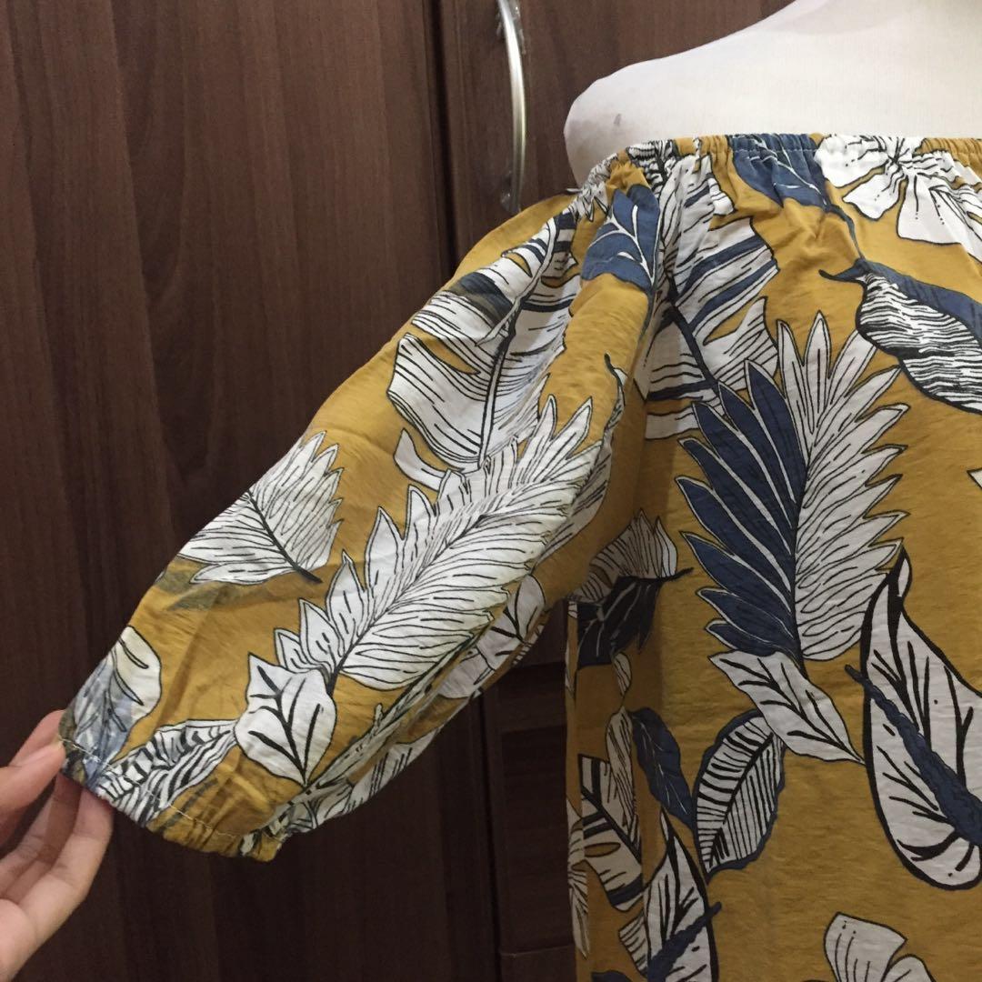 [PRELOVED] Yellow Off-shoulder Summer Dress (Category: Dresses) located in Pasay City. Submitted by ambetscloset (Listing ID 226866093, Image 3). Description: 💋 NO FLAWS 💋 Fits M-SEMI XL .