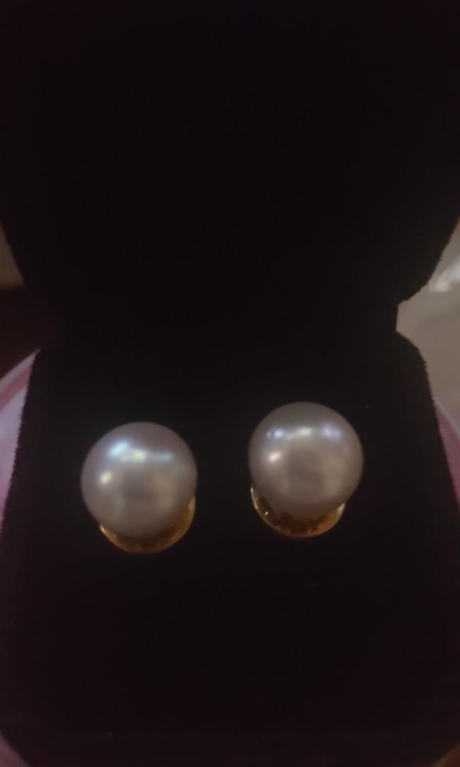 South Sea Pearl Earrings (Category: Luxury Accessories) located in Cainta. Submitted by jgbags (Listing ID 226913398, Image 1). Description: 100% authentic South Sea Pearls in yellow gold setting..
