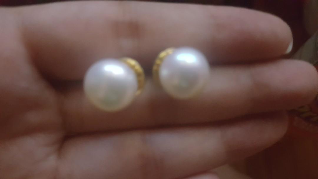 South Sea Pearl Earrings (Category: Luxury Accessories) located in Cainta. Submitted by jgbags (Listing ID 226913398, Image 2). Description: 100% authentic South Sea Pearls in yellow gold setting..