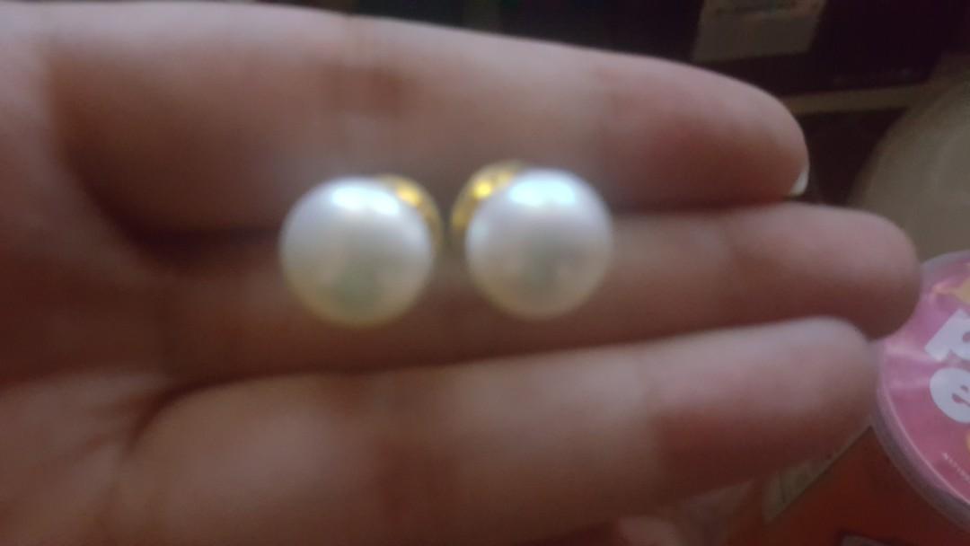 South Sea Pearl Earrings (Category: Luxury Accessories) located in Cainta. Submitted by jgbags (Listing ID 226913398, Image 3). Description: 100% authentic South Sea Pearls in yellow gold setting..