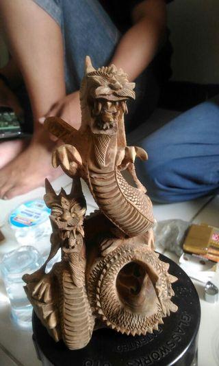 Patung naga kayu cendana