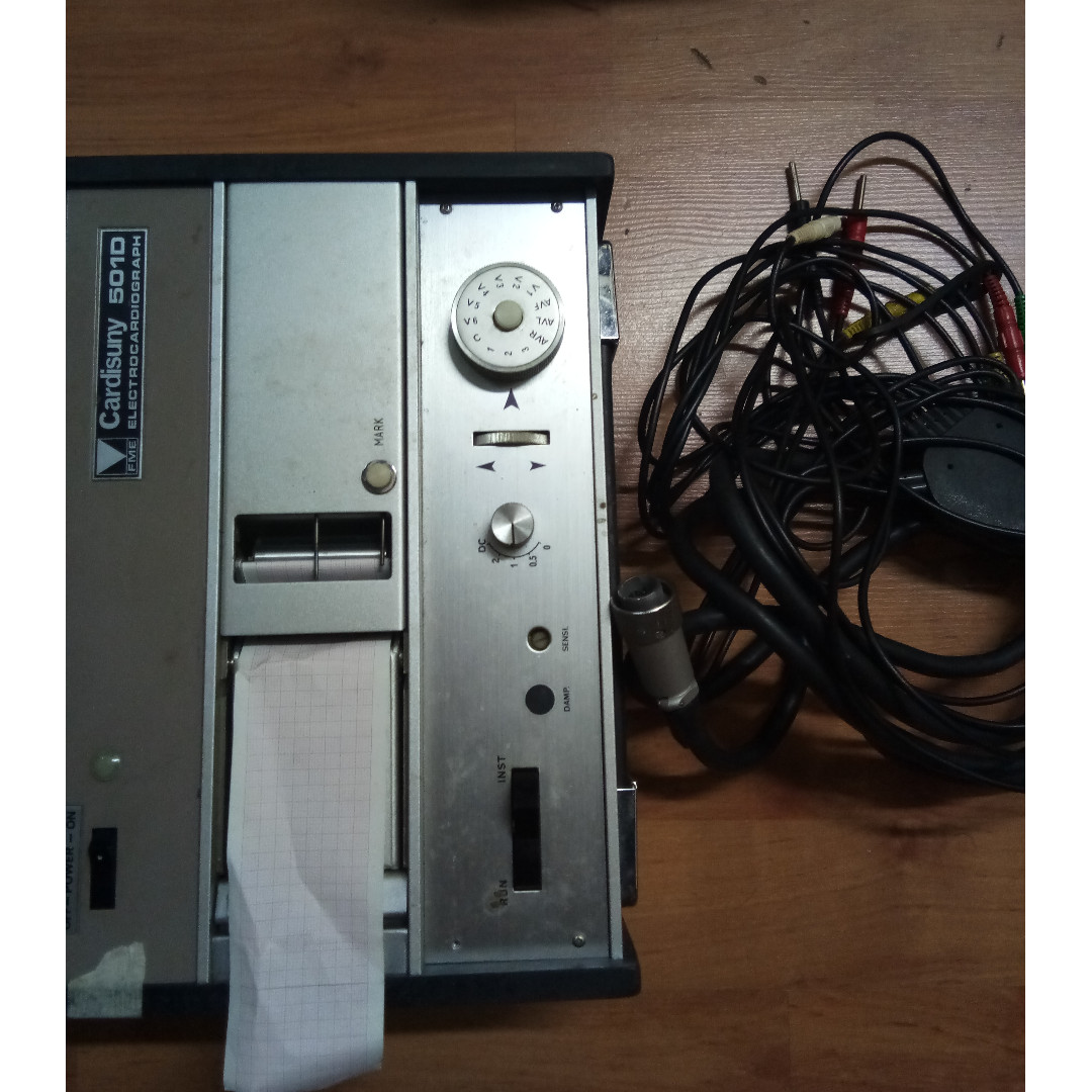 Antic ECG Machine (Category: Vases & Decorative Bowls) located in Kuala Lumpur. Submitted by hooibs_oki (Listing ID 227089039, Image 1). Description: This antic ECG Machine need to came self collect and can be power On. .