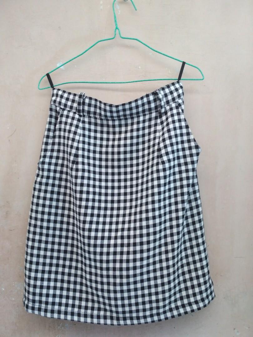 Rok Kotak Kotak Hitam Putih Fesyen Wanita Pakaian Wanita Lainnya Di Carousell
