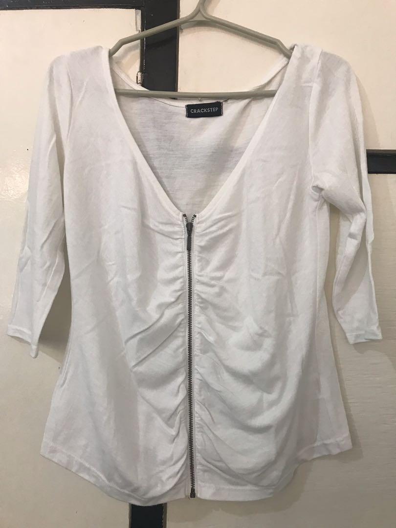 White top (Category: Sleeveless) located in Quezon City. Submitted by secondstories_ (Listing ID 226858249, Image 1). Description: Can git XS-S No when worn. *super nice nito. Kaso hindi na kasya sakin. Naka stock lang .