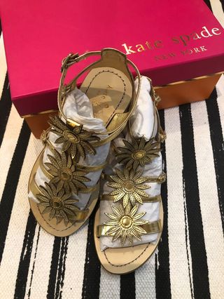 (Category: ) located in . Submitted by closet.cha (Listing ID 227195339, Image 1). Description: .