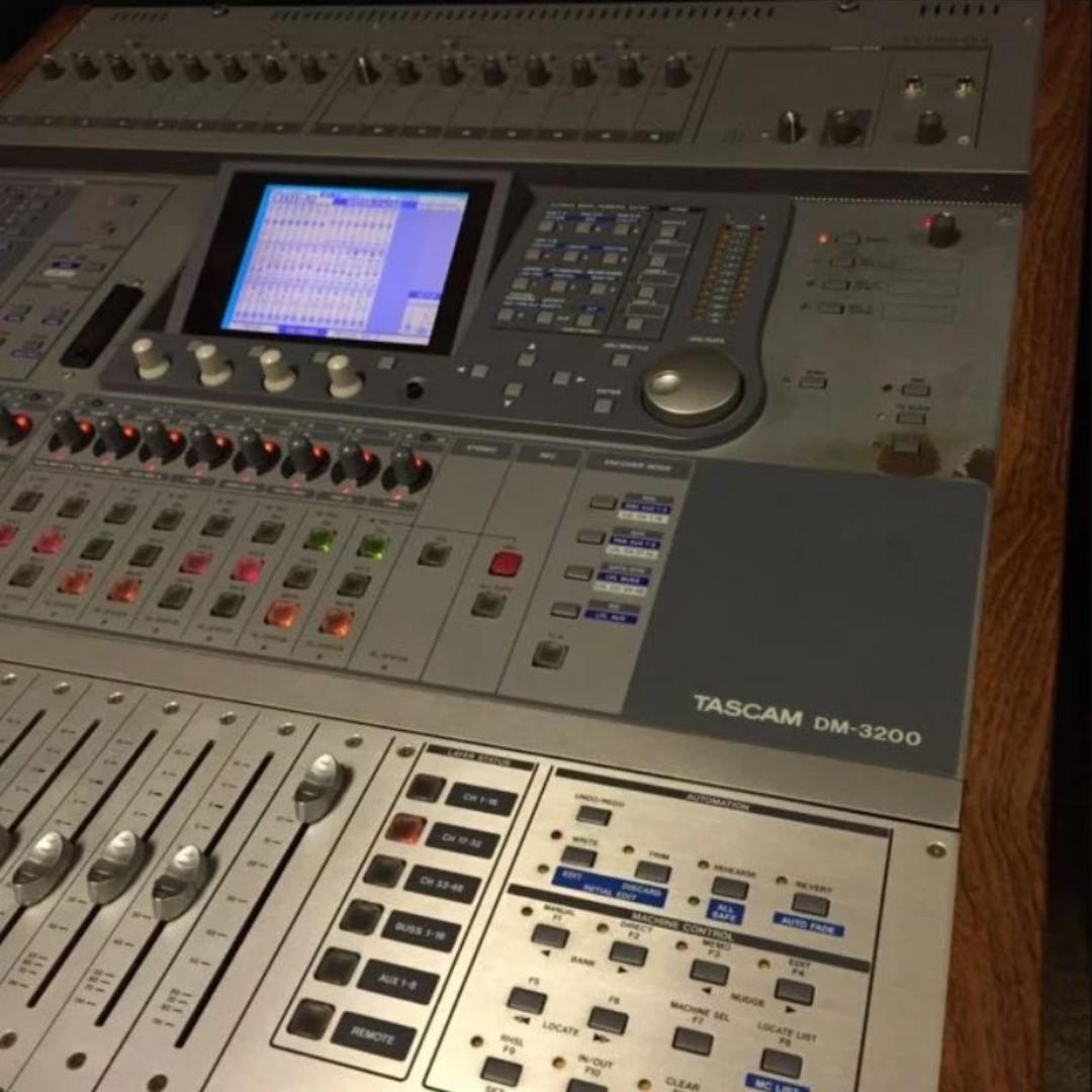 32 Channel Digital Mixer Tascam DM 3200, Hobbies & Toys, Music