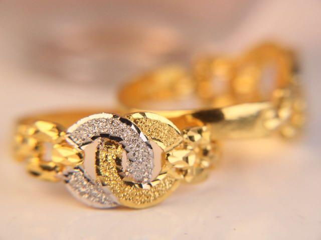 Channel gold top ring