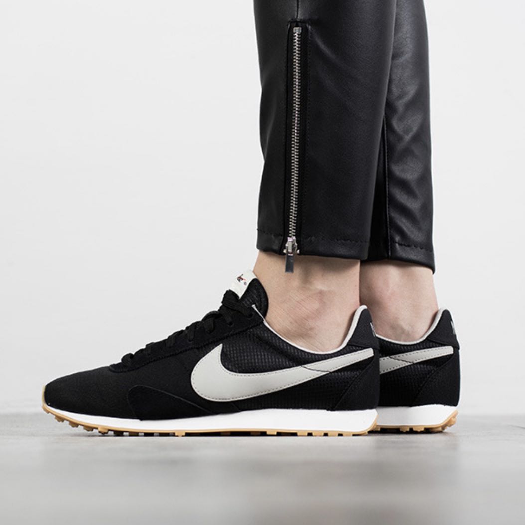 Nike women's pre store montreal racer vintage