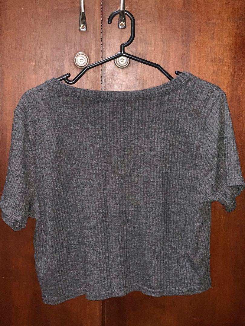 Crop Top (Category: Sleeveless) located in Manila. Submitted by declutteringclothes (Listing ID 211357198, Image 3). Description: .