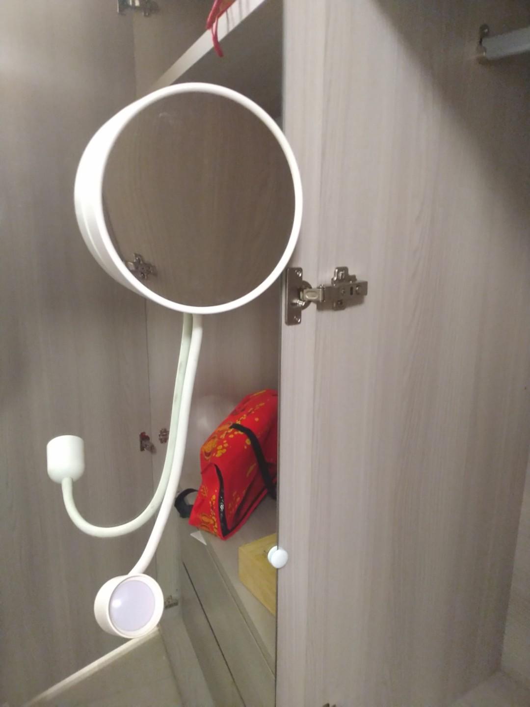 IKEA鏡子吸盤式壁燈se34381 almhult, 家具及居家用品, 家具, 書櫃、櫃子在旋轉拍賣
