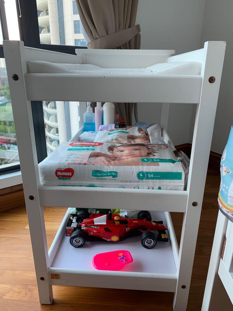 king parrot change table