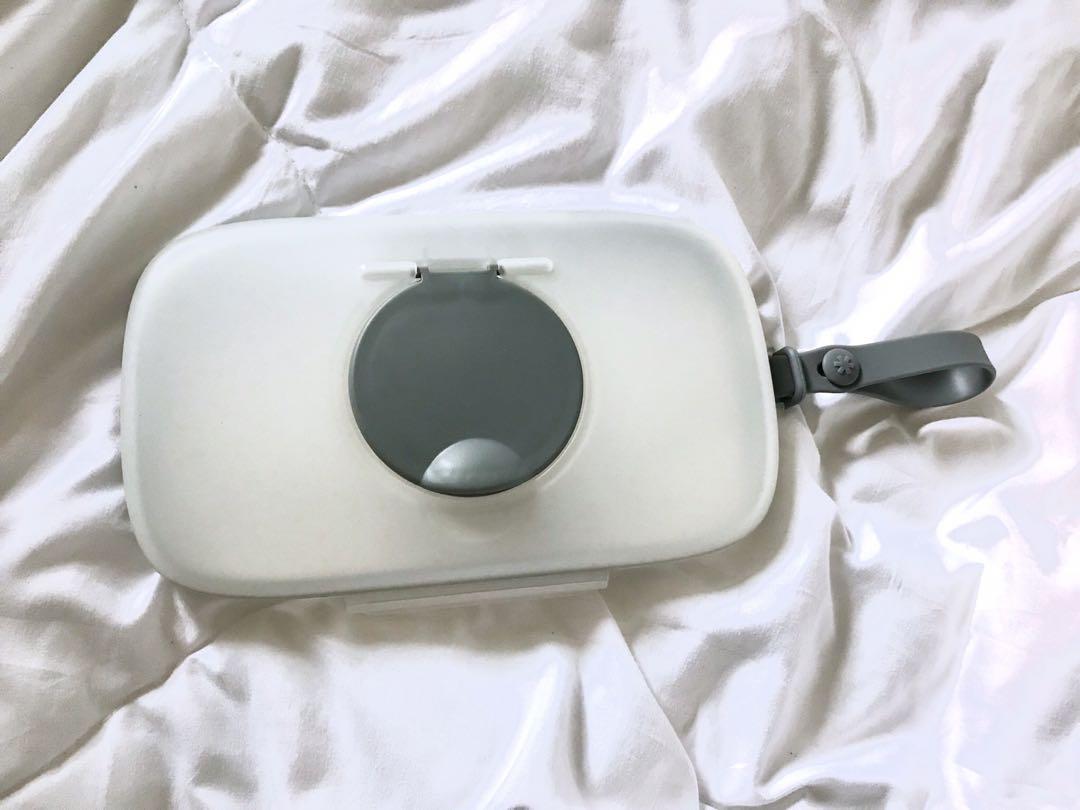 skip hop grab and go snug seal wipes case