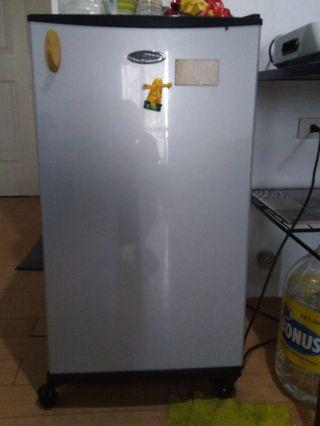 American Home Mini fridge used