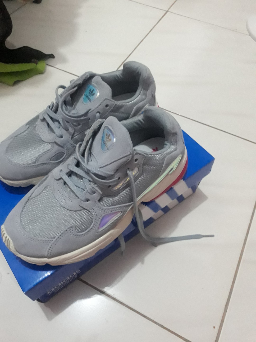 harga adidas falcon