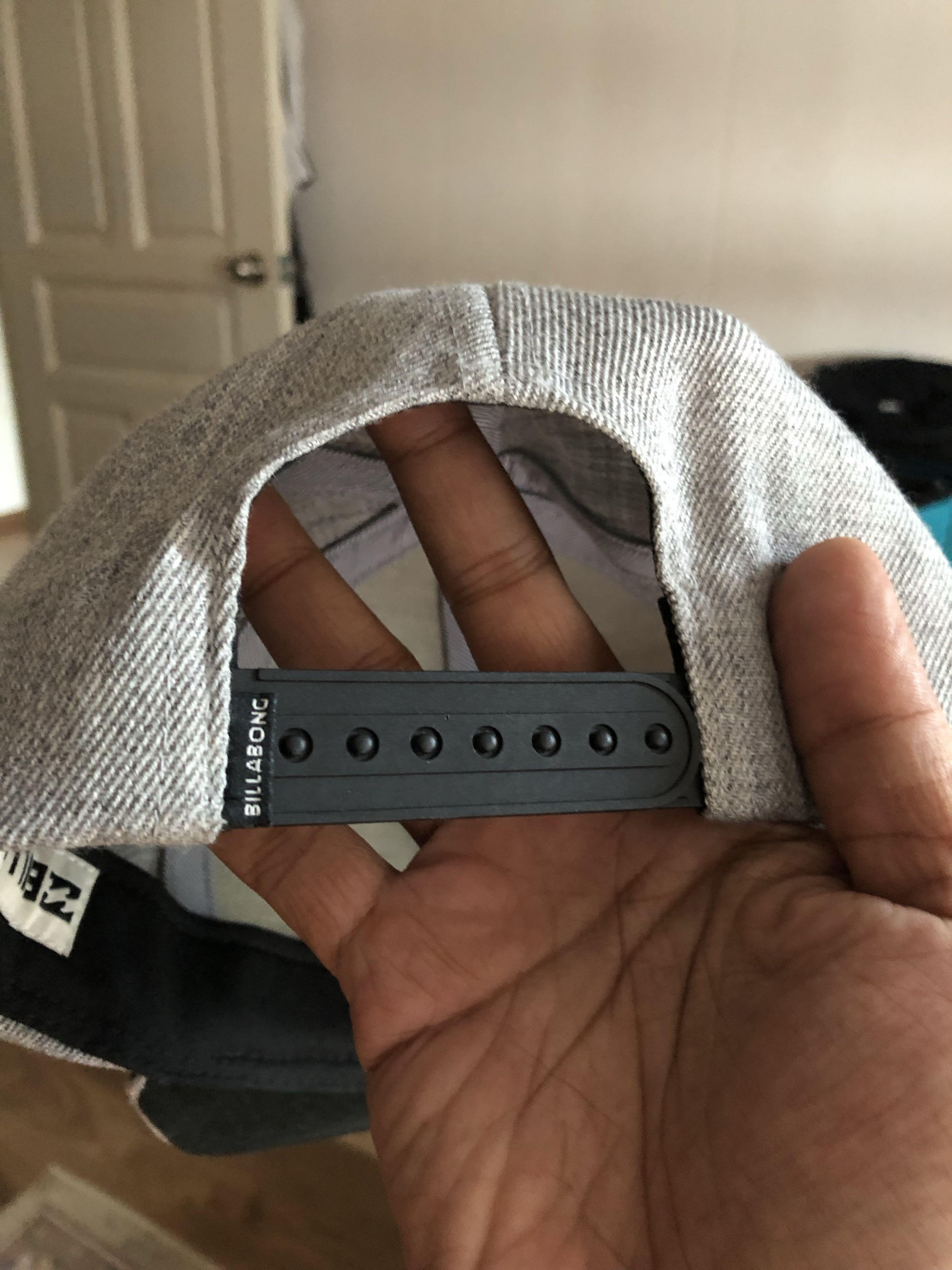 Snapback Cap (Category: Caps & Hats) located in Singapore. Submitted by kaisosa (Listing ID 227321845, Image 2). Description: No nego Item condition - 9/10 Used twice No funny smell/stain RFS - a few too many snapbacks.