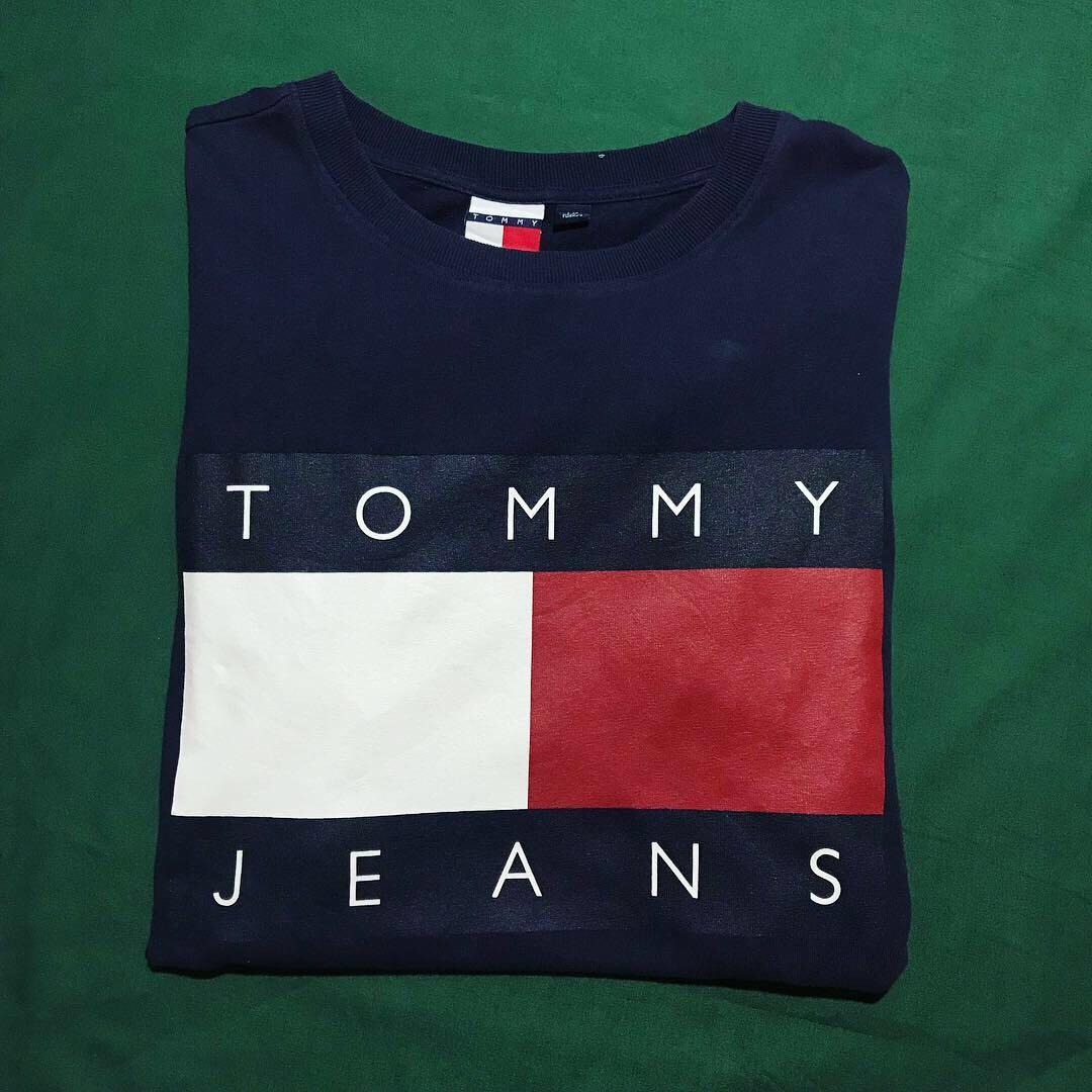 TOMMY HILFIGER JEANS BIG FLAG, Fesyen Pria, Pakaian , Atasan di Carousell
