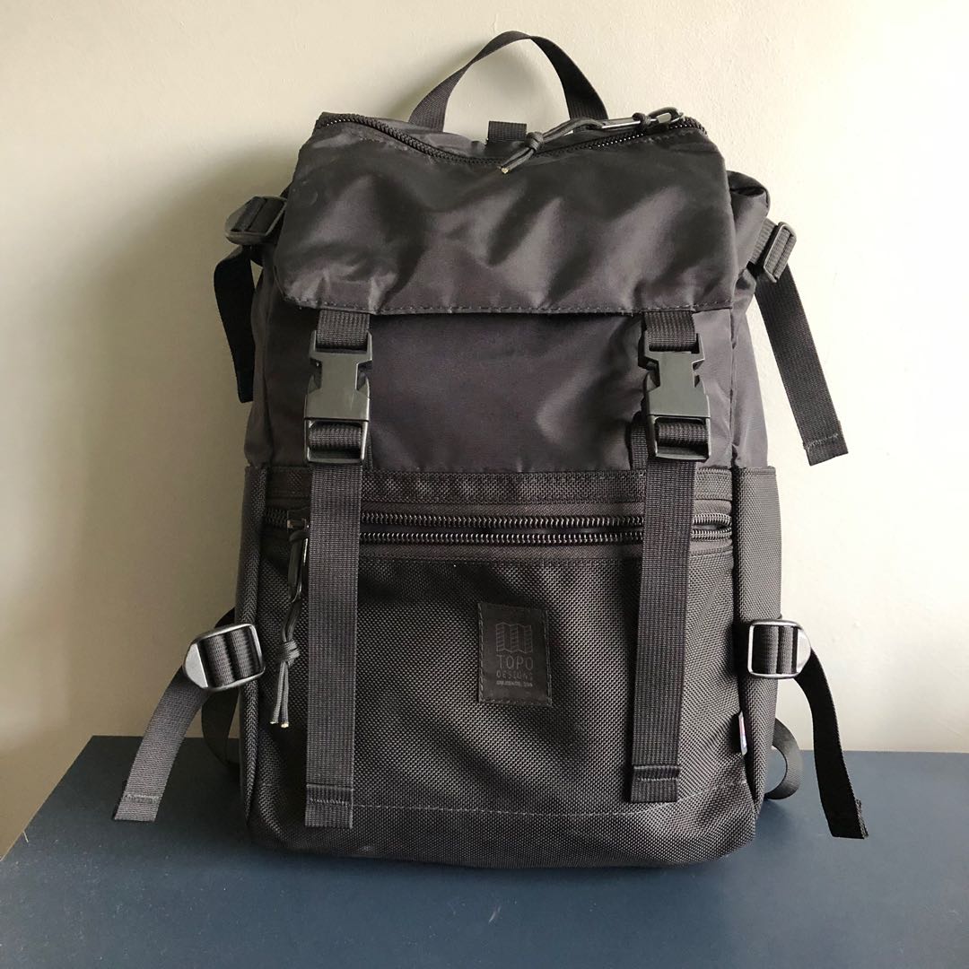 What backpack does Nathan Drake (Tom Holland) wear in Uncharted