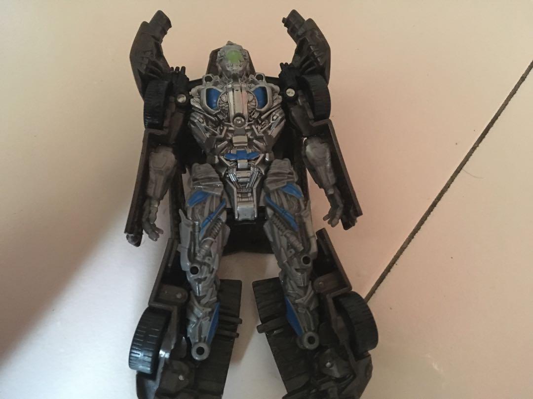 Transformers Lockdown (Category: Toy Figures) located in Singapore. Submitted by mostly3dollars (Listing ID 227387292, Image 1). Description: Selling cheap Meet at my convenience Lockdown from transformers age of extinction Msg me for more inquiries.