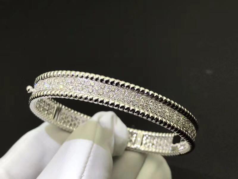 VAN CLEEF ARPELS (Category: Precious Stones) located in Singapore. Submitted by jincrib (Listing ID 227273616, Image 2). Description: 💎ALL Designs as per Boutique. 💎Available in ONLY Authentic 18K white, rose, yellow Solid Gold. 💎Quality ensured if not Refund. ⚠️Carousell indicated for sellers to put a minimum price, so prices stated as $1000sgd. BUT price stated is just the Base price. ⚠️ 1. Indicate Model or product preferred 2. Wrist/Ring s