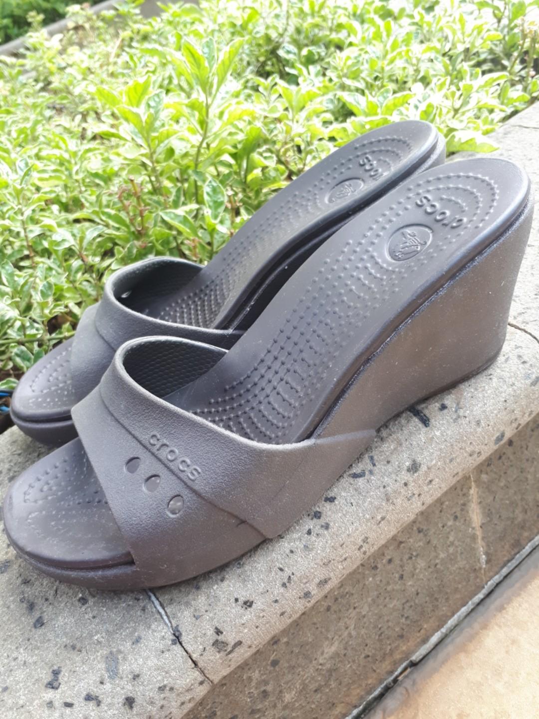Wedges Crocs Asli 100 Fesyen Wanita Sepatu Di Carousell