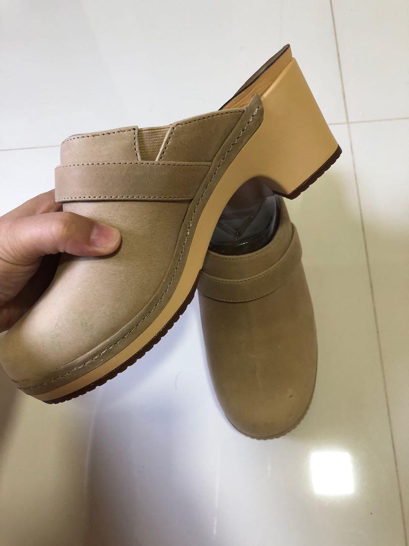 crocs sarah leather clog
