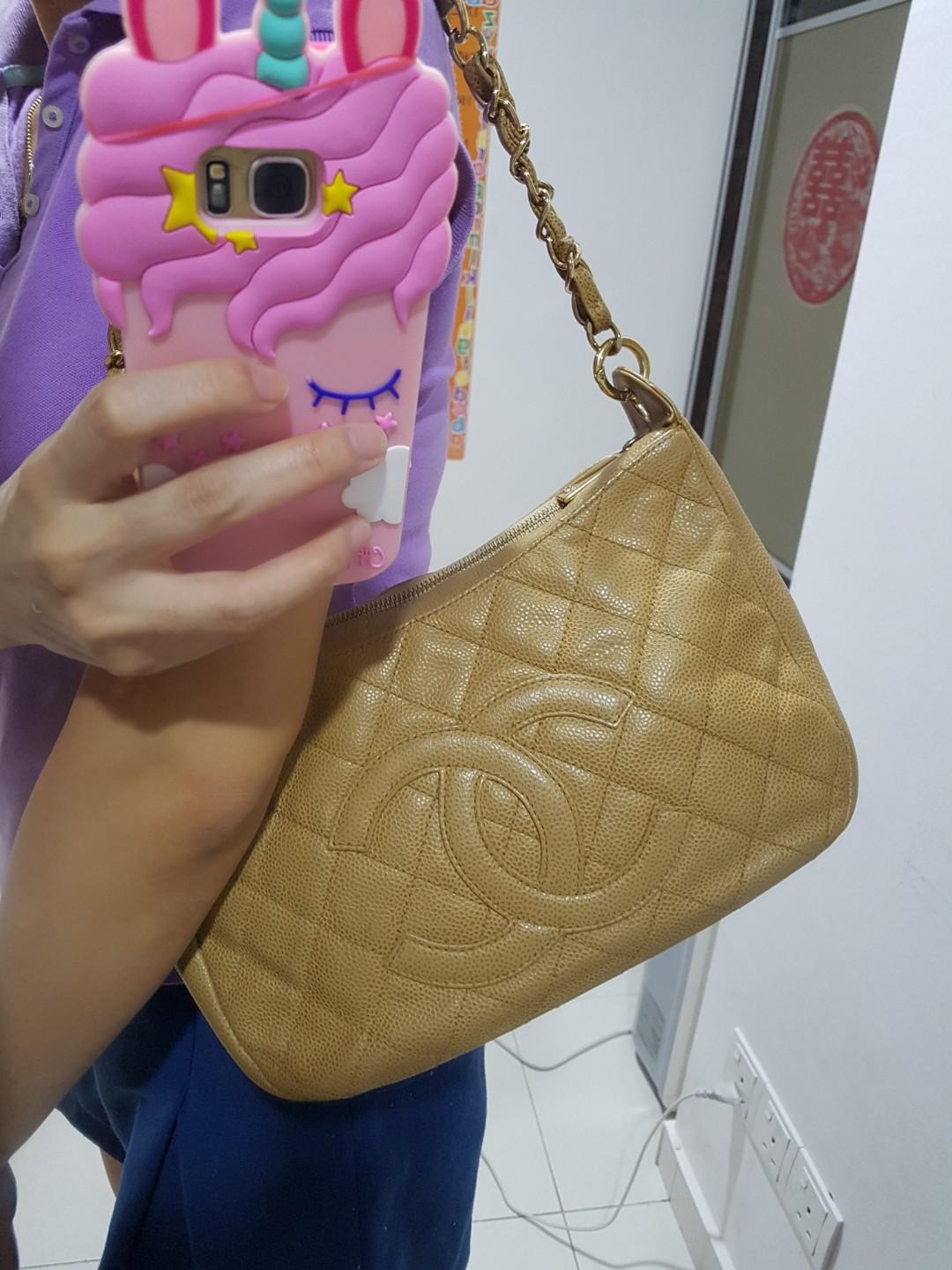 The coveted Chanel Timeless Medium bag 25 cm with lined flap in beige  quilted leather, garniture en métal doré ref.491261 - Joli Closet