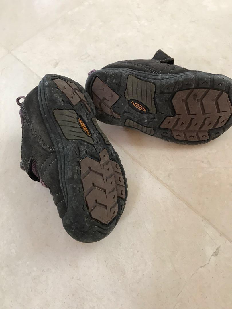 Keen kid toddler hiking trekking shoe boot US7 (Category: Babies & Kids Fashion) located in Singapore. Submitted by shellj (Listing ID 217010824, Image 3). Description: Great quality and super-cute hiking shoes for young child! Keen is an excellent brand. US size 7 , EU 24 EU24 Still in great condition. Too small for kid now. Used previously for a hiking trip. My daughter was two years old then, and received so many compliments on these shoes!! C