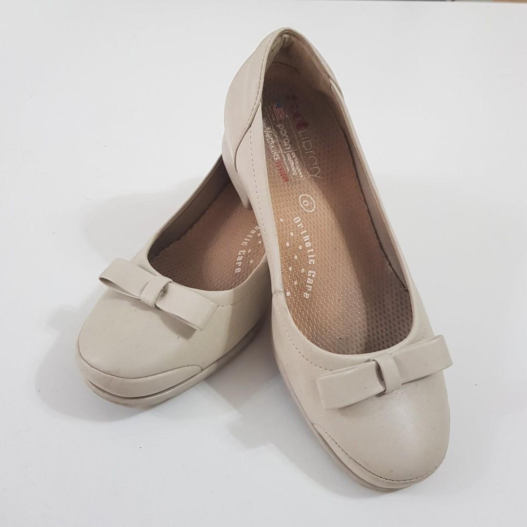 orthotic friendly women's dress shoes