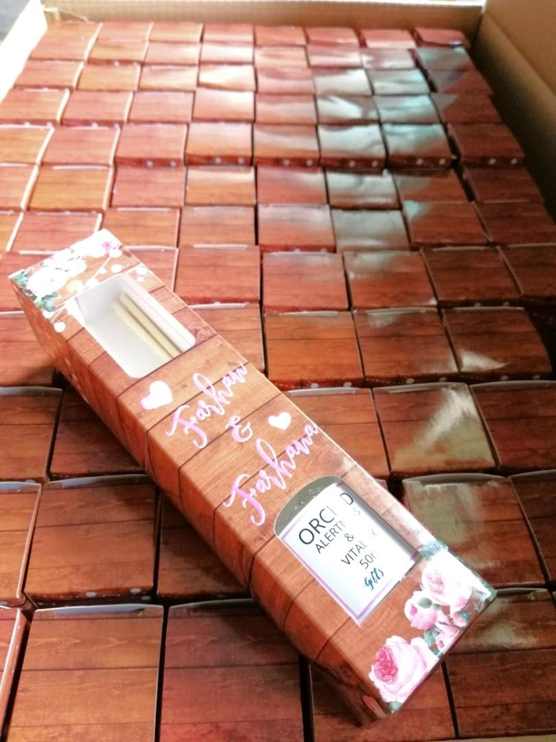 AROMATHERAPY REED DIFFUSER SET (Category: Everything Else) located in Singapore. Submitted by giftfairysg (Listing ID 227803218, Image 3). Description: Before proceeding, please carefully review the information provided below. •Waterbased Reed Diffuser •Botanical extracts •Aromatic with therapeutic properties • Bulk order only i.e Weddings & Events 👉 Please note* the aroma may vary from mild to strong from each scent 👉 Place your diffuser at a 