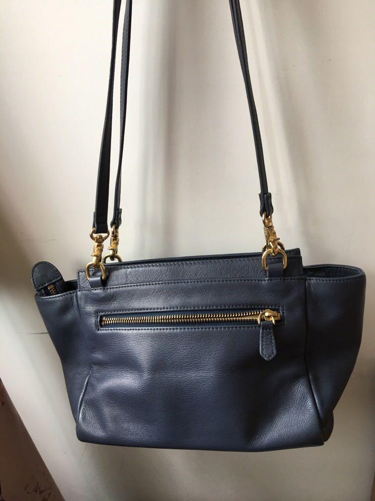 Salad Bag （分類：長銀包）位於 Hong Kong。 由 v.vbbmbb 提交（商品編號 227869450，圖片 2）。簡介： 有用過幾次，整體好乾淨。冇穿冇爛！ 原價$19xx...用過幾次咋，不議價。