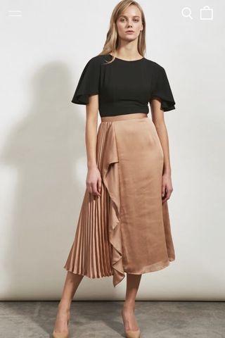Collate the label side pleats skirt