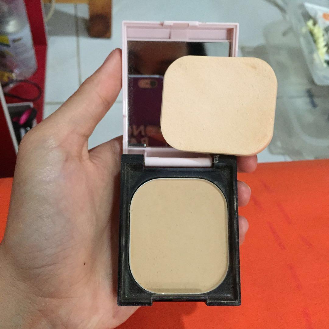 Bedak Pixy Two Way Cake Natural Buff 02 Kesehatan Kecantikan Rias Wajah Di Carousell