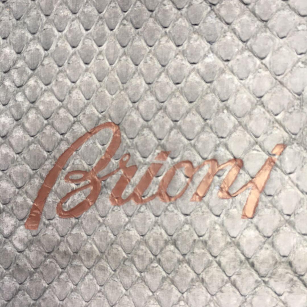 Brioni Python loafer （分類：西裝鞋）位於 Hong Kong。 由 alix_chow 提交（商品編號 227832572，圖片 3）。簡介： Rare snake leather, very soft Very special construction, clean finish in sole Made in Italy 。