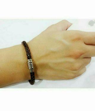 BN UNISEX GENUINE BRAIDED LEATHER

BRACELETS WITH STAINLESS STEEL

MAGNETIC BUCKLE.

COLOUR :  BROWN 

( SIZE : 18 CM /  20 CM
)